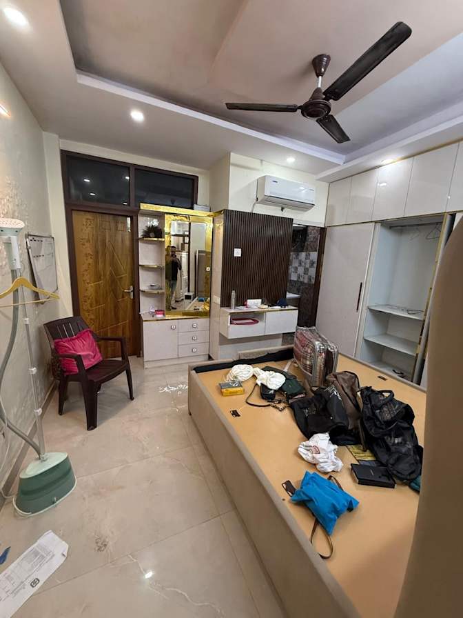 Paras's room