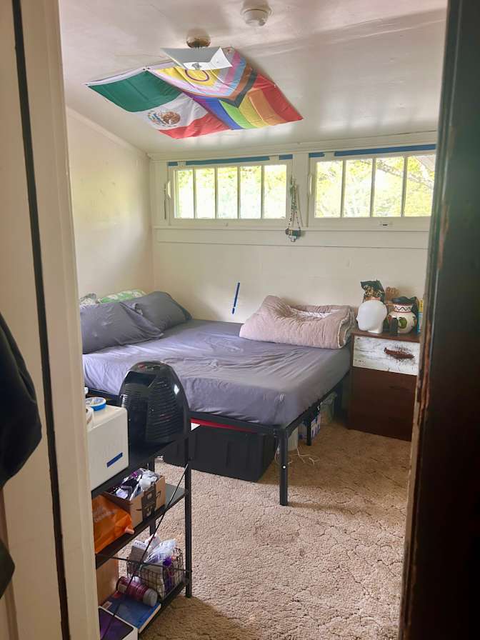 Jhonny G's room