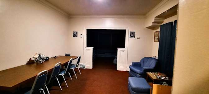 Kinsman Of Neighbors's room