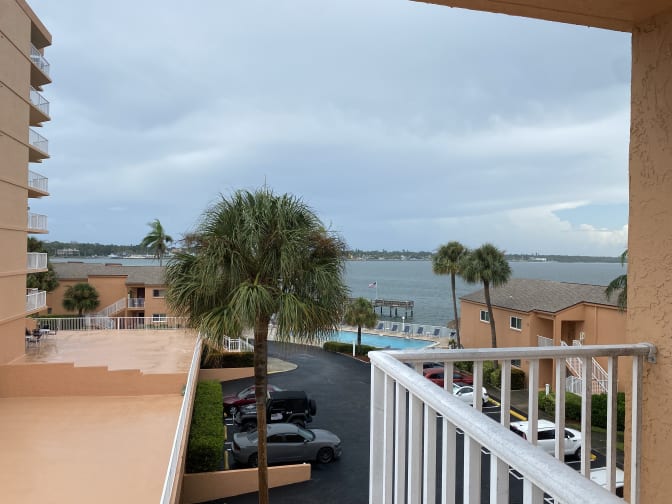 Waterfront View's room