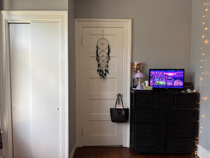 CAROLINE's room