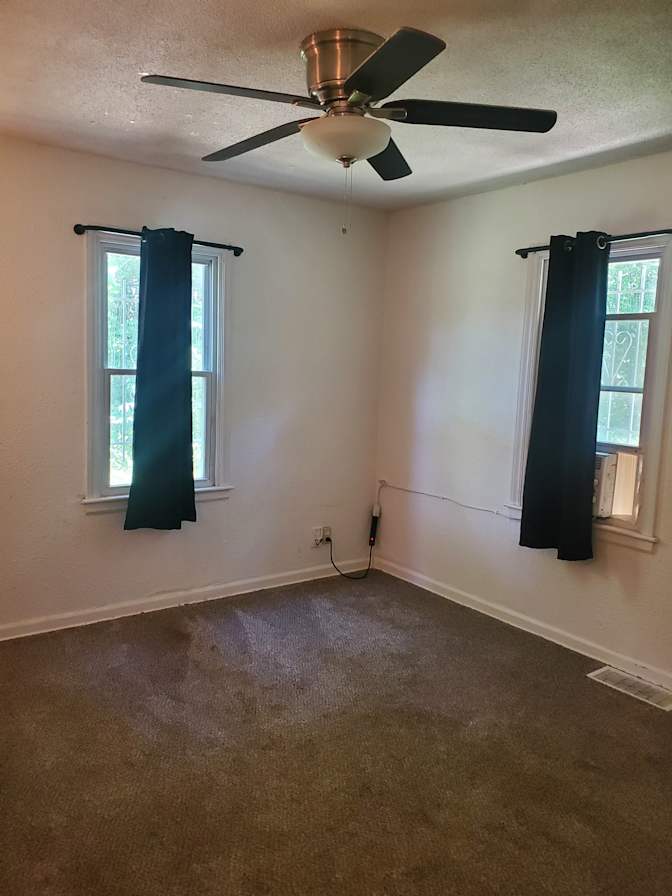 J & H rooms's room