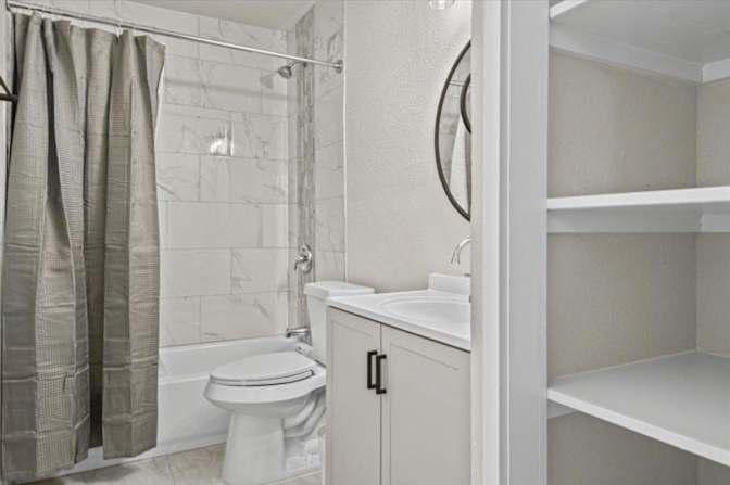Pavo Real Properties's room