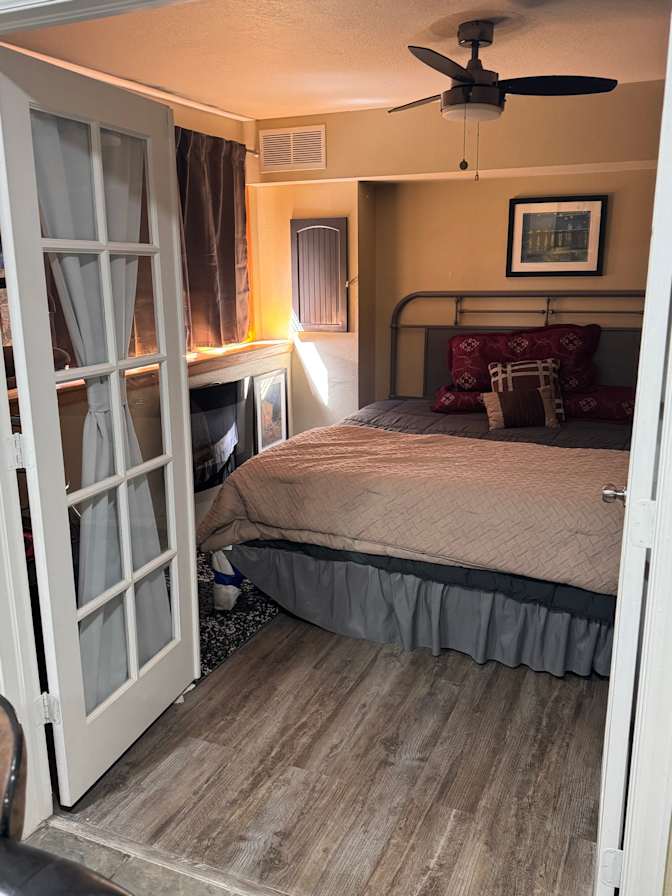 Jeffery Lampas's room