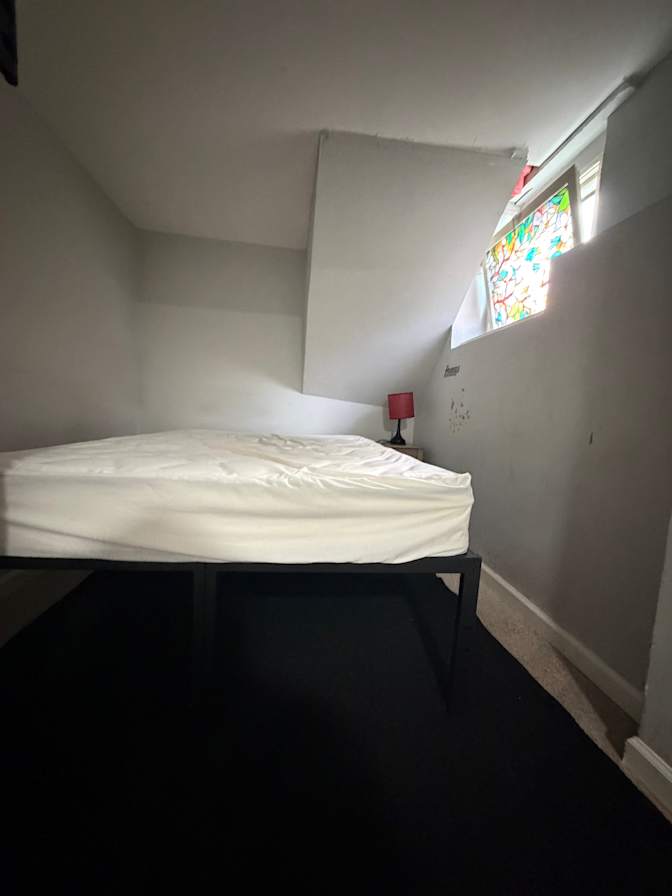 Enshi's room