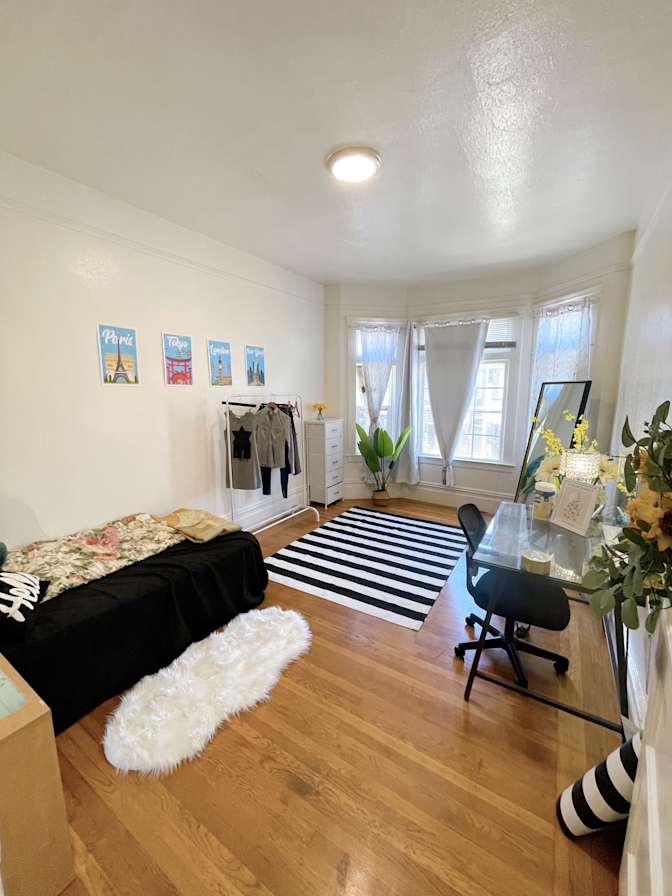 Suzie  Leung's room