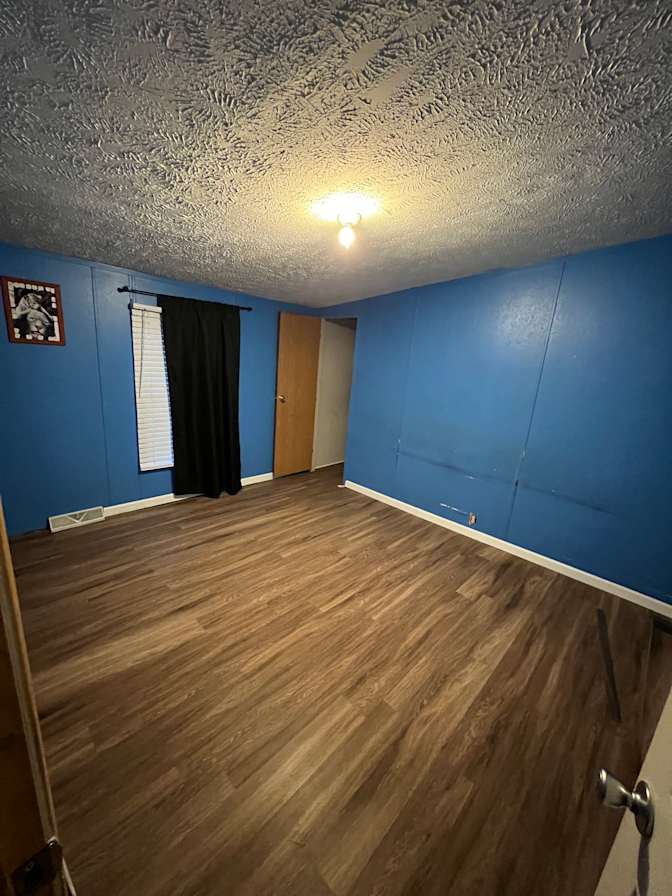 Andres's room
