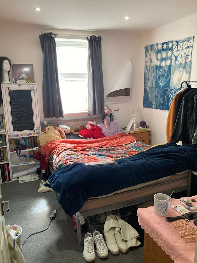 Eve's room