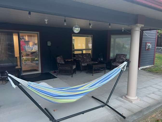 Lakefront Living's room