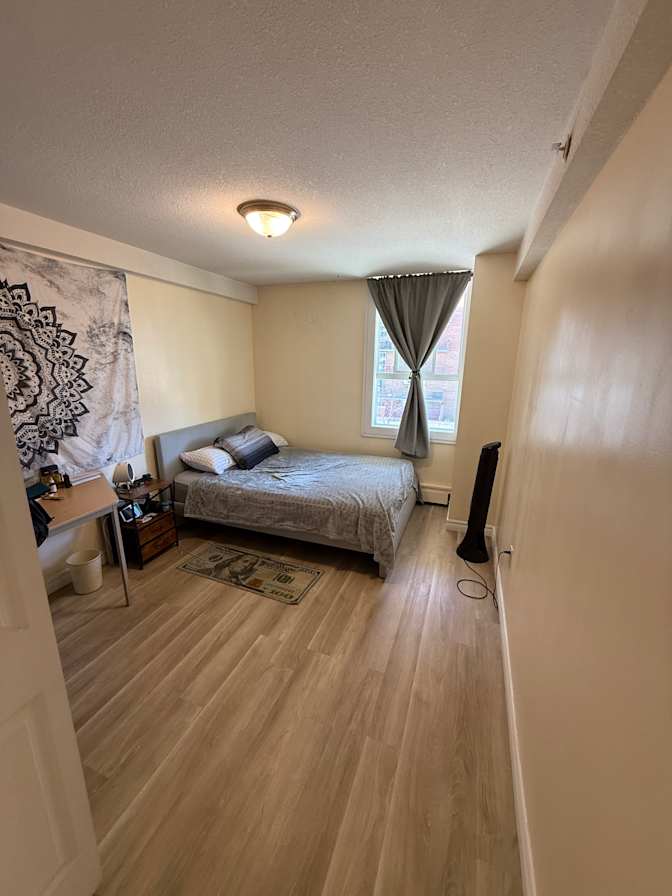 Deval's room