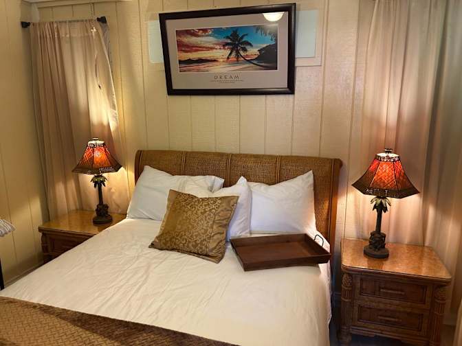 Furnished Room's room