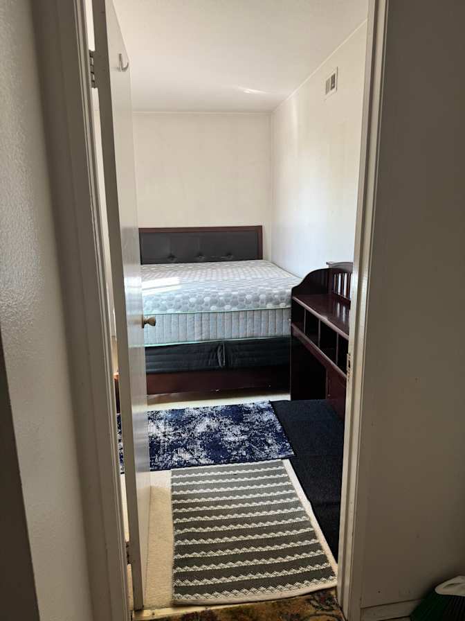 Luz F Mendoza's room