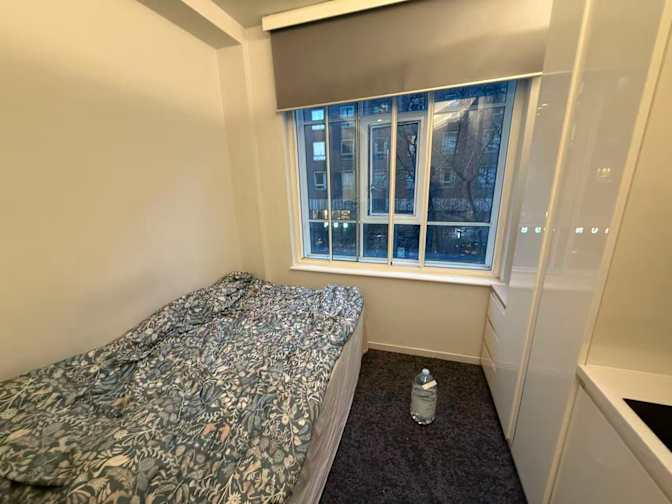Jingran Hu's room