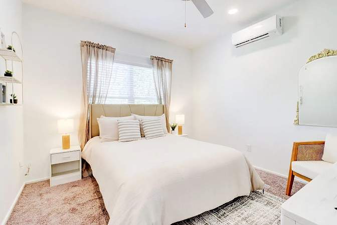 Alcove Rooms's room