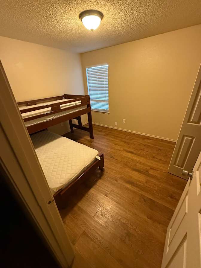 Desmond Ford Sr.'s room