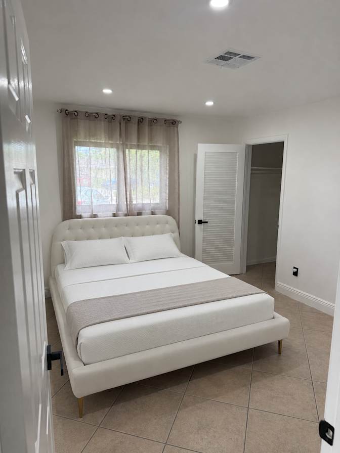 Alex Gonzalez's room