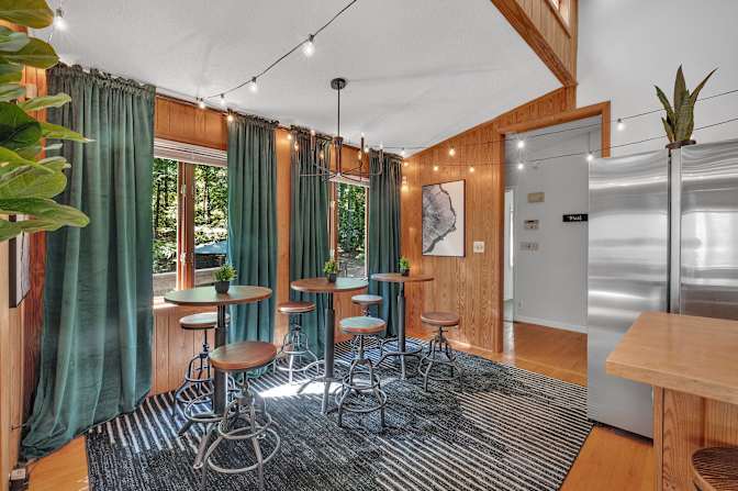 lifedoorrentals's room