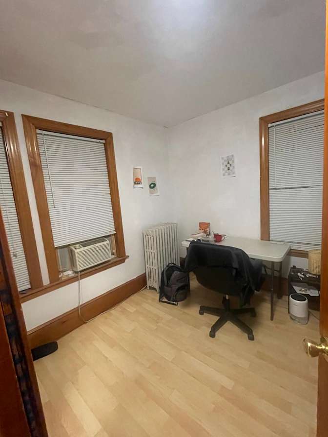 Moe's room