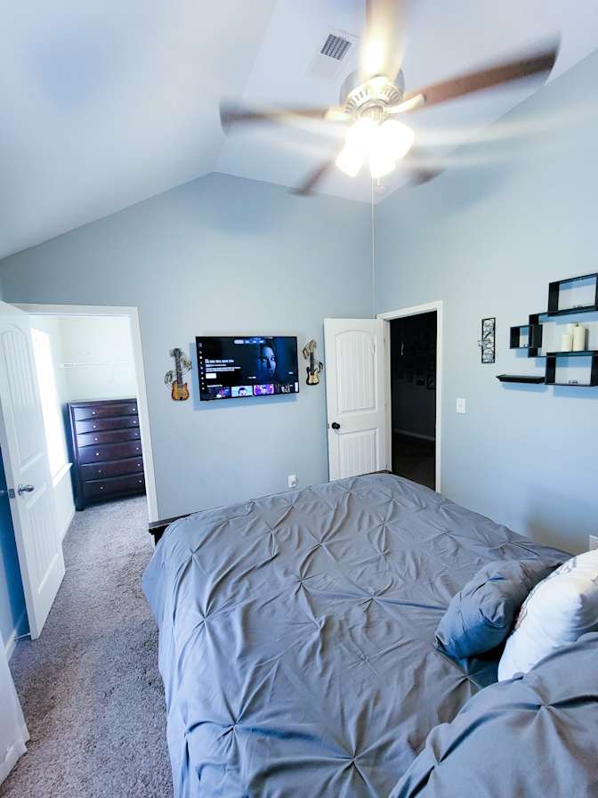 Quiet room in Union City close to the airport's room
