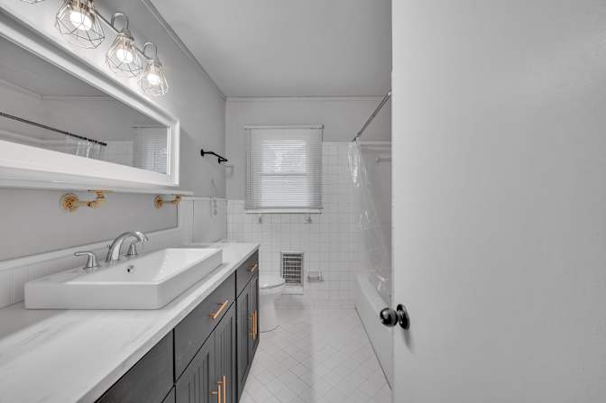 lifedoorrentals's room