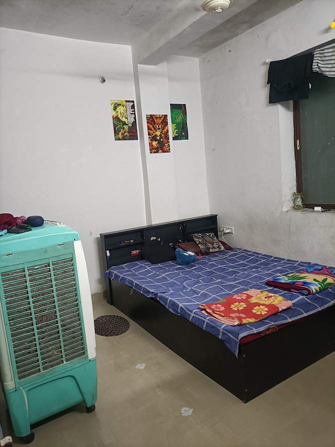 Esha Tomar's room