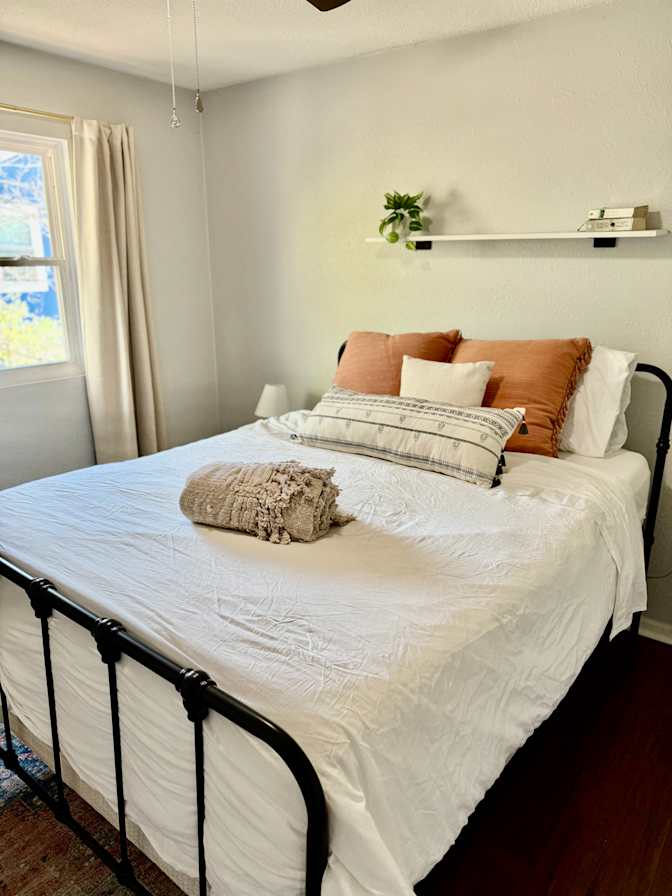 Alcove Rooms's room