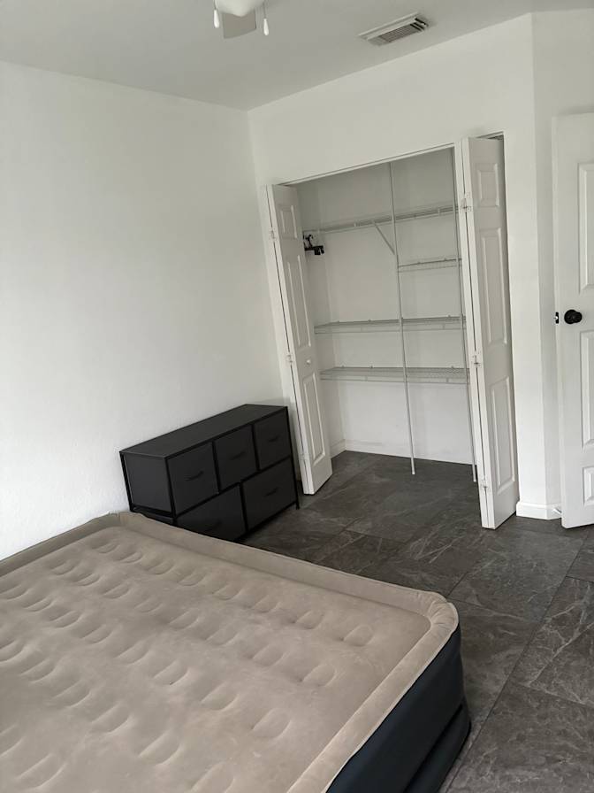 Andrés's room