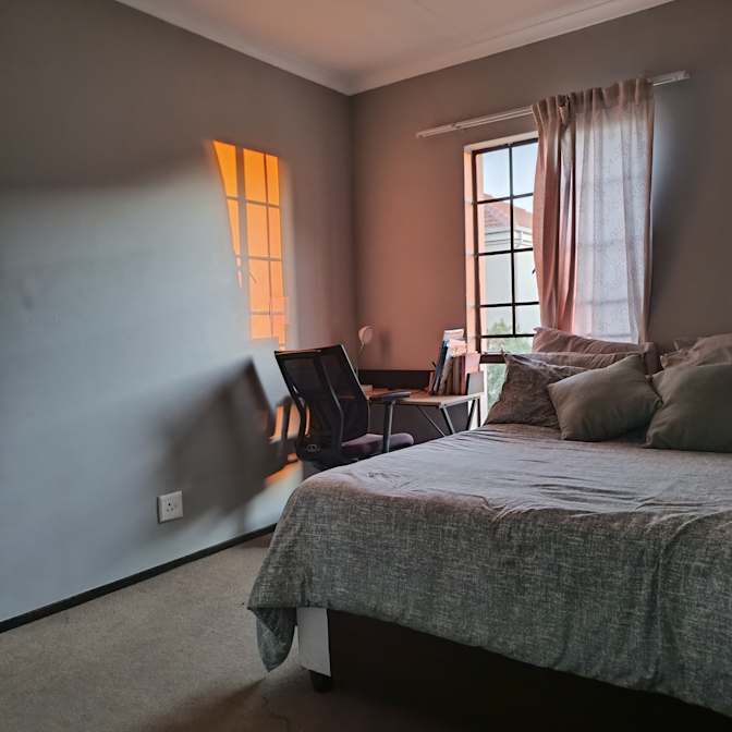 Lindo's room
