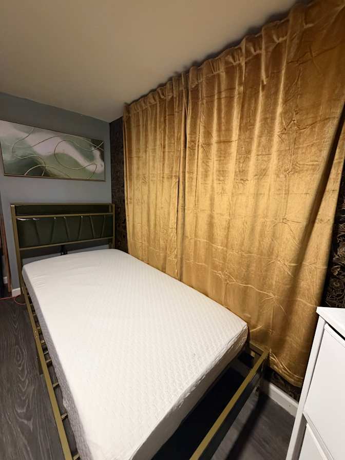Enshi's room
