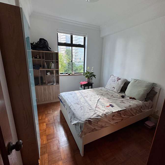 Gil M's room