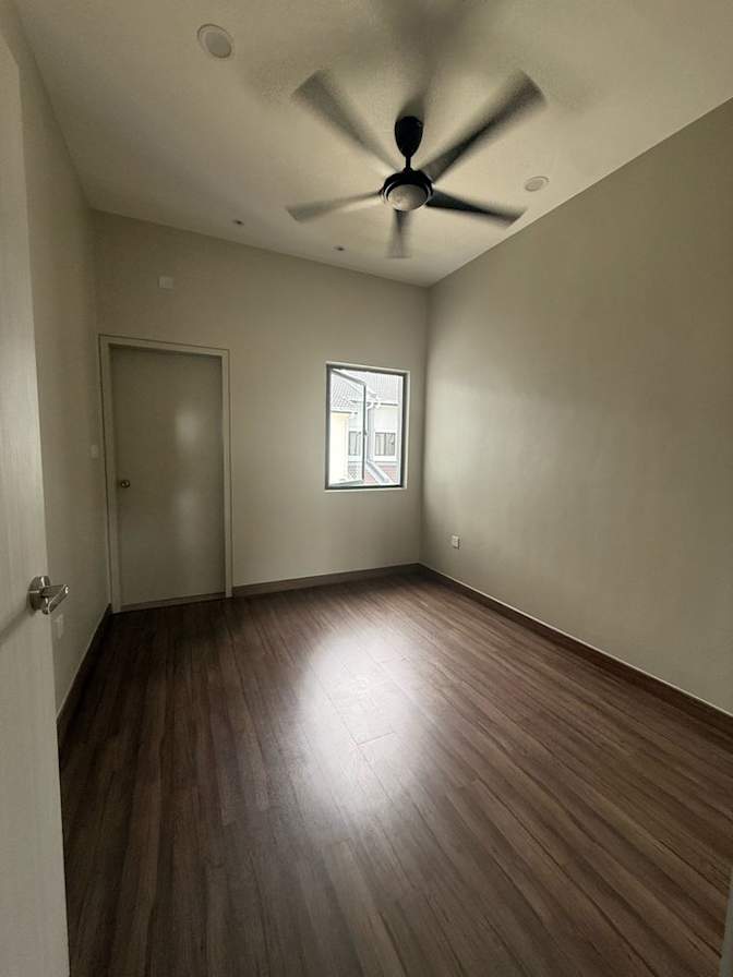 Llwazi hadebe's room