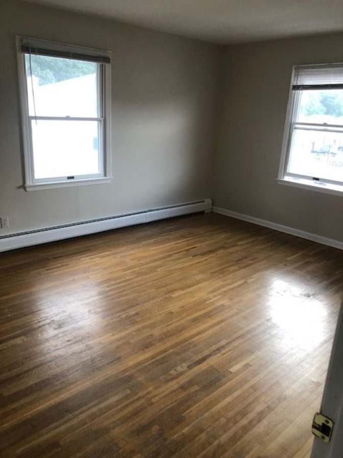 East Rutherford Apt Share's room
