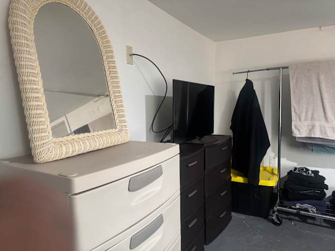 RONNIE's room
